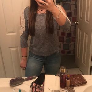 Quarter sleeve Grey and white top, cut shoulders